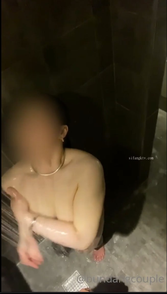 极品尤物网红御姐！居家道具自慰操逼！振动棒磨蹭阴蒂，炮友趁机插入，爽的淫水直流好骚